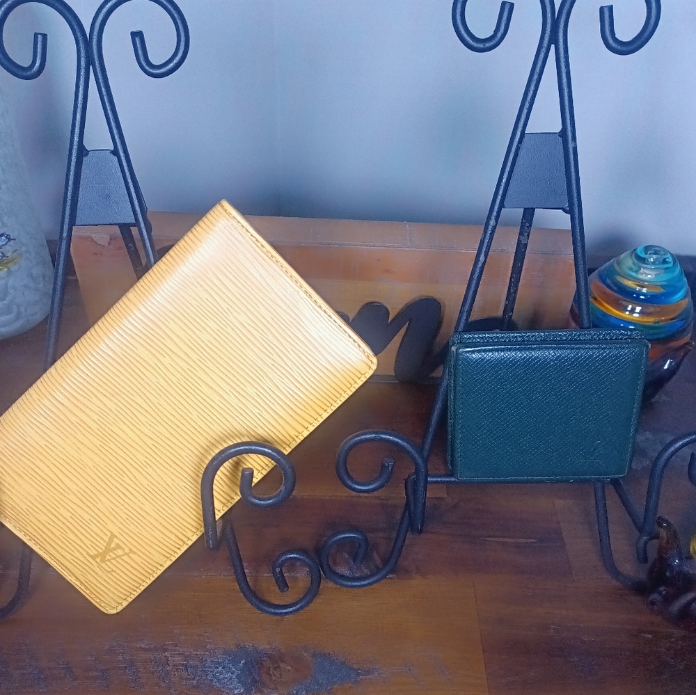 Louis Vuitton Tassil Yellow Epi Leather Credit Card holder. Green coin holder